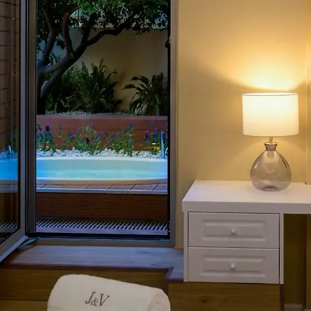 J&v Luxury Apartment *
